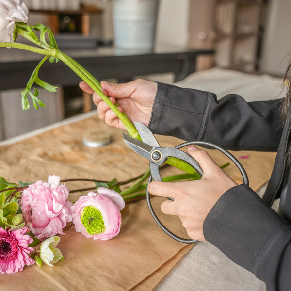 Mit der japanischen Schere von Hanataba geschnittener Strauß rosa Blumen.