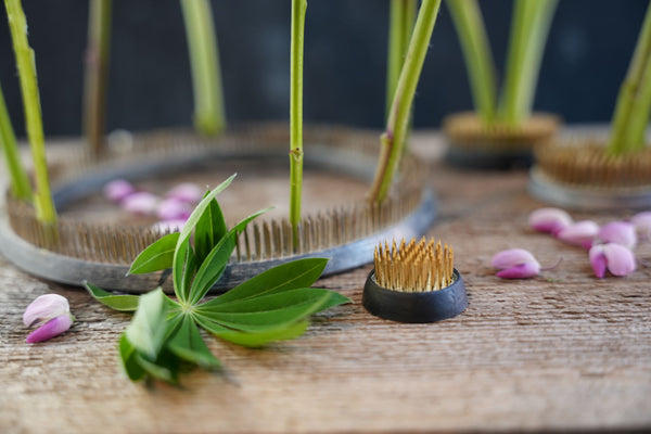 Die Blumenstängel werden von einem 120-mm-Kenzanring sicher gehalten.