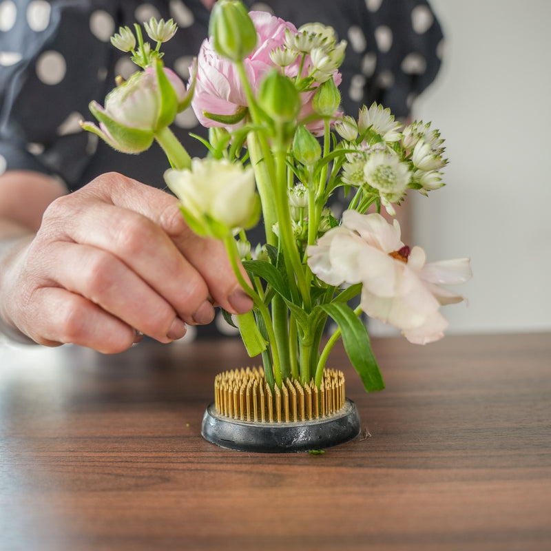 Beispiel für ein Blumenarrangement unter Verwendung von Kenzan 70mm, das seine Nützlichkeit und Wirksamkeit demonstriert