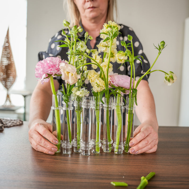 Detailansicht des glatten Glasmaterials und des minimalistischen Stils der Flower Flute