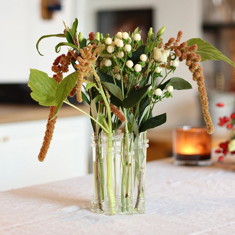 Eine Flowerflute-Vase von Hanataba, gefüllt mit einem Arrangement aus gemischten saisonalen Blüten und Blättern.