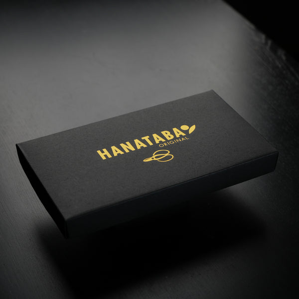 Eine elegante schwarze Verpackung mit dem goldenen Schriftzug HANATABA ORIGINAL" und dem Logo der Marke auf der Oberseite.